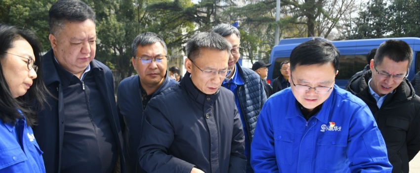 集團公司黨組成員、總會(huì )計師陳林到樂(lè )凱華光調研