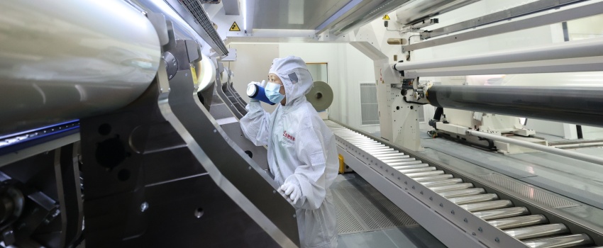 技術(shù)攻堅(jiān)結(jié)碩果！合肥樂凱成功下線超寬幅超薄高端光學(xué)聚酯薄膜